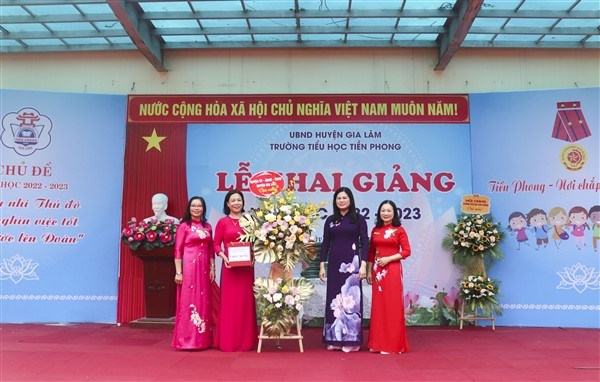 Đồng chí Chủ tịch UBND huyện dự Lễ khai giảng tại Trường Tiểu học Tiền Phong